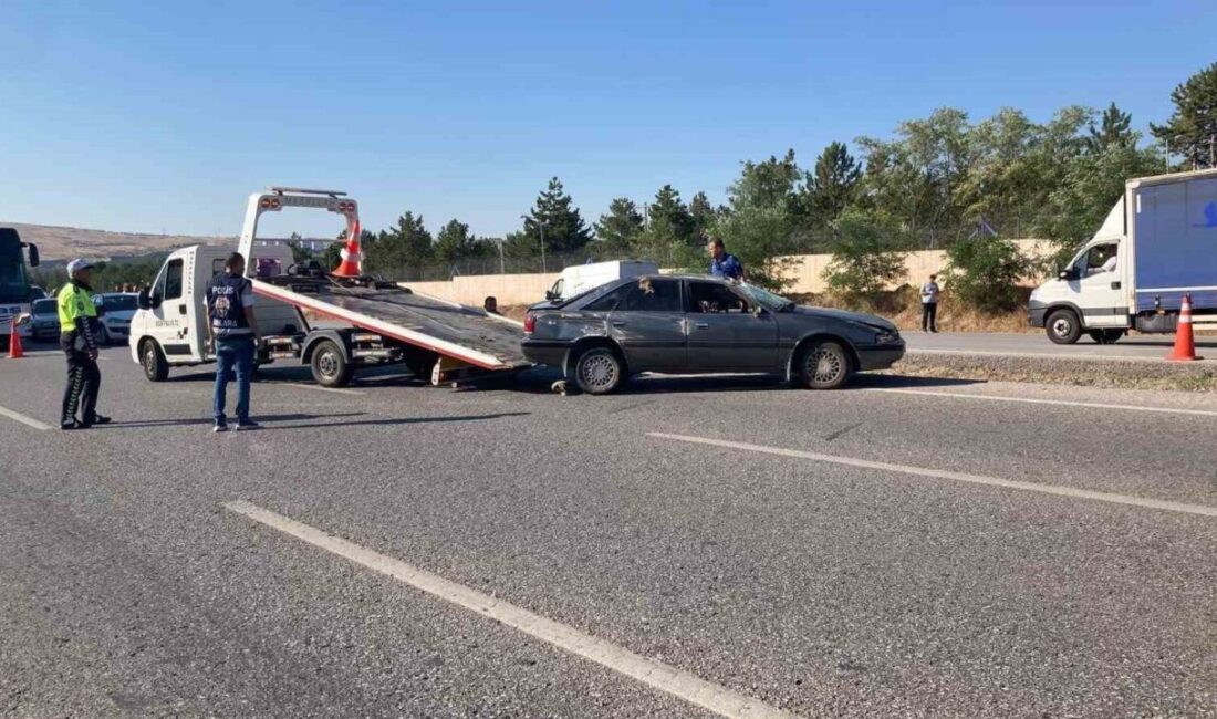 Ankara'nın Elmadağ ilçesinde otobüs arızalandı, kamyonet çarptı. Kazada 2 kişi