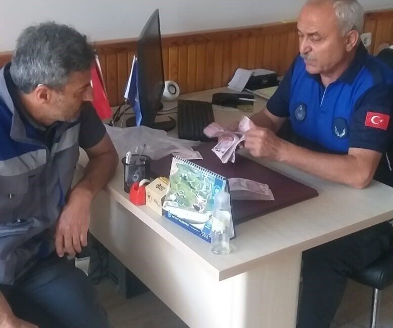 Ankara’da ATM’de bulunan 40 bin lira sahibine teslim edildi Ankara'da bir vatandaşın ATM'de