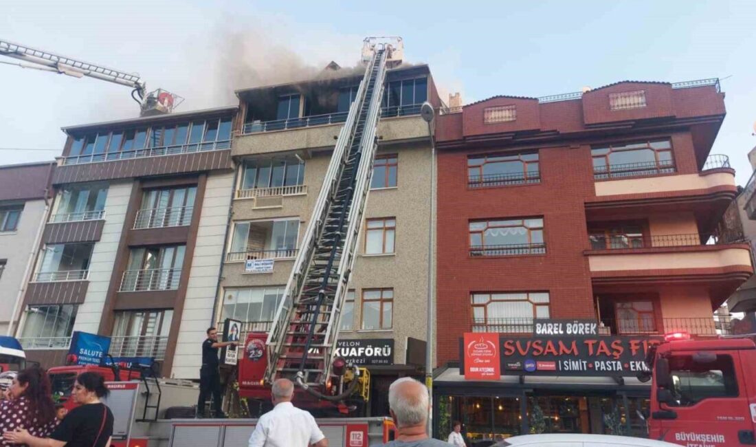 Ankara'da 4 katlı binanın en üst katındaki yangın, itfaiye ekiplerinin