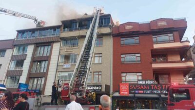 Ankara'da 4 katlı binanın en üst katındaki yangın, itfaiye ekiplerinin