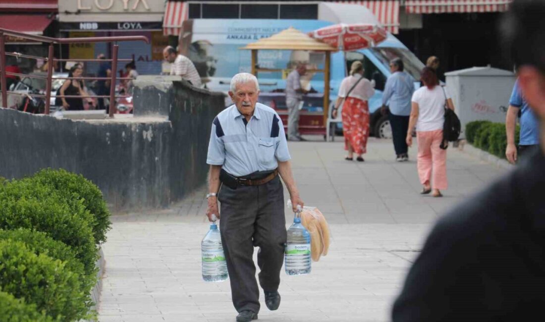 Ankara'da termometreler 35 derecenin üzerine çıkarak vatandaşları ve esnafı zorluyor.