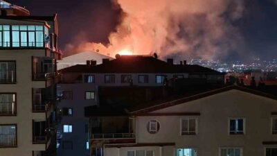 Ankara'nın Etimesgut ilçesindeki Alsancak Mahallesi'nde çıkan çatı katındaki yangın, itfaiye