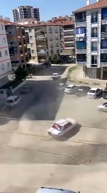 Ankara’da drift atan sürücü ortalığı birbirine kattı Sokak ortasında drift yapan