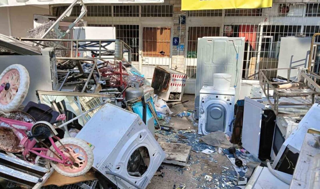 Keçiören'deki ikinci el dükkânına alışverişe gelen grup, ödeme yapmadığı gibi
