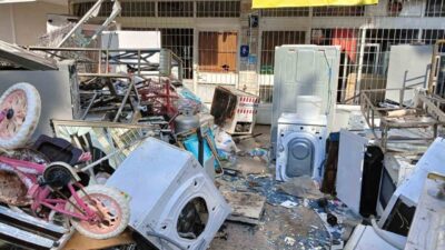 Keçiören'deki ikinci el dükkânına alışverişe gelen grup, ödeme yapmadığı gibi