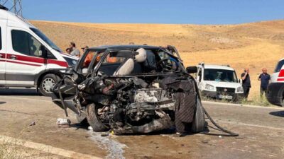 Polatlı ilçesindeki trafik kazasında 2 araç kafa kafaya çarpıştı. Kazada