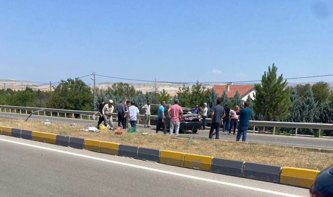 Beypazarı'nda sürücü direksiyon hakimiyetini kaybederek refüje çarptı. Yaralanan sürücü, çevredekilerin