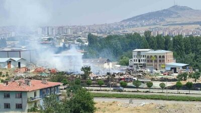 Ankara'da Gültepe Mahallesi'nde çıkan yangın, otluktan fayans deposuna sıçrayarak büyük