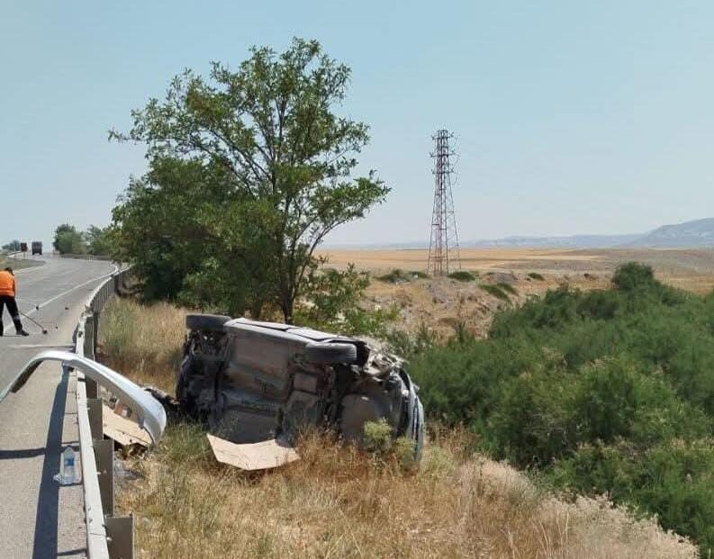 Ankara'da Beypazarı istikametinden giden otomobilin bariyere çarparak takla atması sonucu