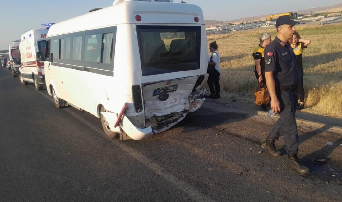 Ankara'nın Sincan ilçesinde işçi servisine arkadan çarpan otomobilde 1 kişi