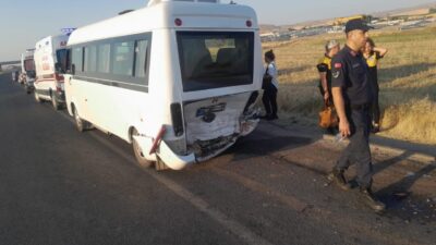 Ankara'nın Sincan ilçesinde işçi servisine arkadan çarpan otomobilde 1 kişi