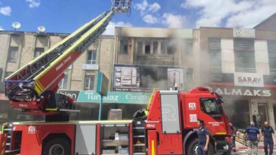 Ankara'daki Siteler Sanayi bölgesinde çıkan yangında 2 binada büyük hasar