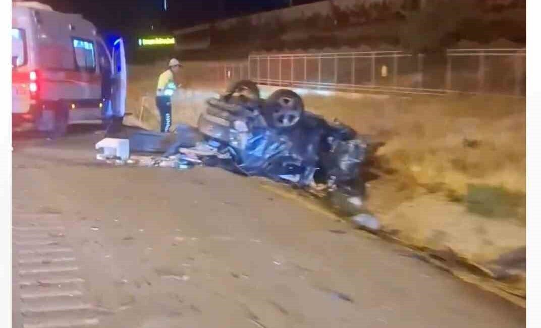 Ankara'nın Etimesgut ilçesinde meydana gelen trafik kazasında, bir araç ters