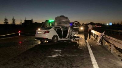 Sincan ilçesinde otomobil ile minibüsün kafa kafaya çarpıştığı kazada, otomobil