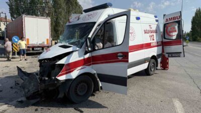 Ankara'nın Çubuk ilçesinde tır ile ambulansın kaza yapması sonucu 3