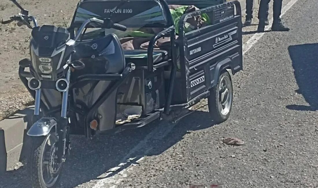 Ankara’da tırın sıkıştırdığı 3 tekerli motosiklet devrildi: 3 yaralı Ankara'da Beypazarı ilçesinde tır