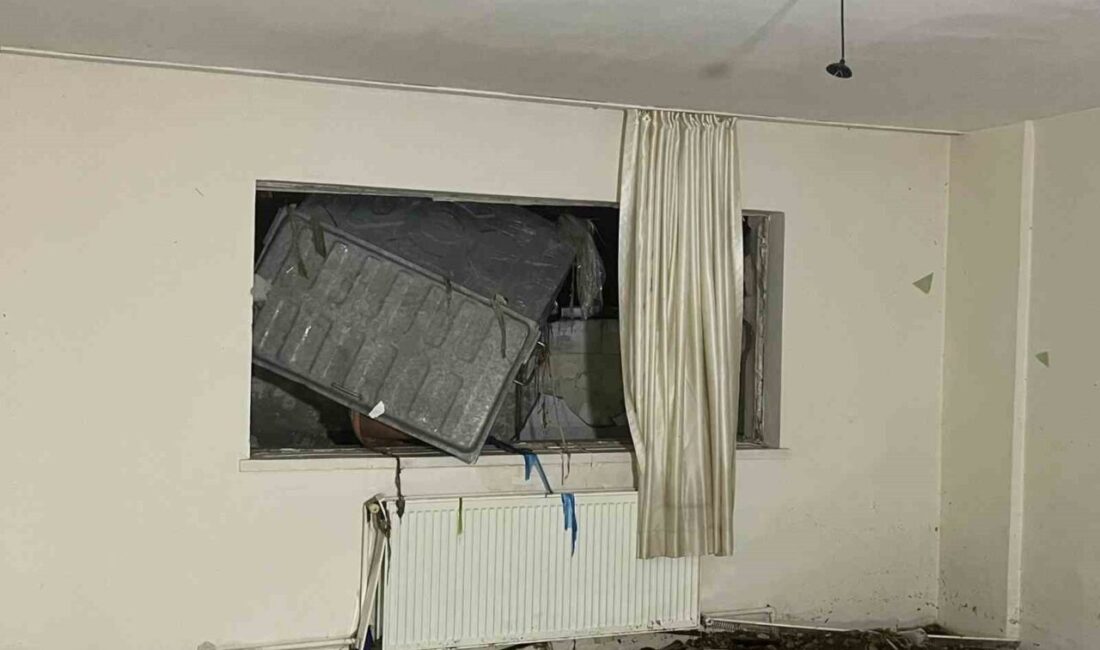 Ankara'da sağanak yağış nedeniyle bir binanın duvarı yıkıldı, 3 kişi