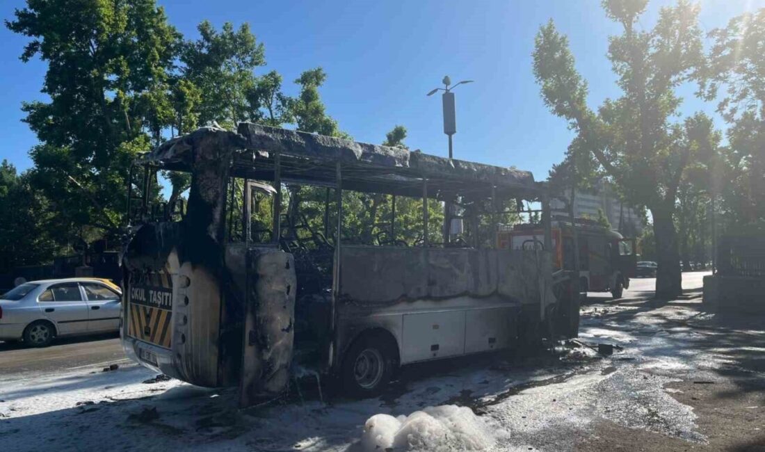 Ankara’da yanan minibüs kullanılamaz hale geldi Ankara'nın Çankaya ilçesindeki İnönü