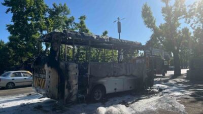 Ankara'nın Çankaya ilçesindeki İnönü Bulvarı'nda 16 ENF 168 plakalı minibüs