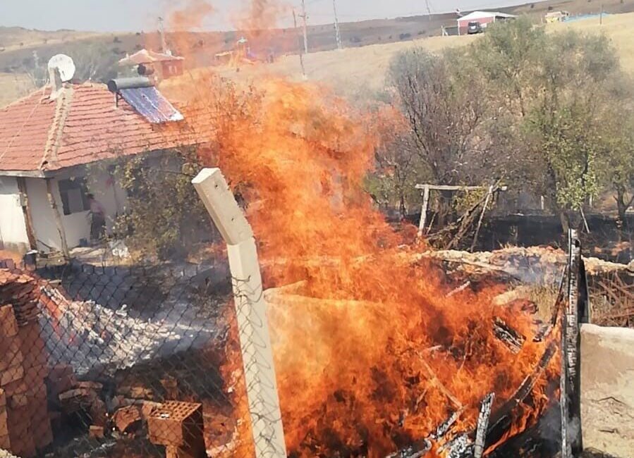 Yozgat'ta 80 yaşındaki bir adamın bahçesinde yangın çıkarması sonucu çevredekilerin