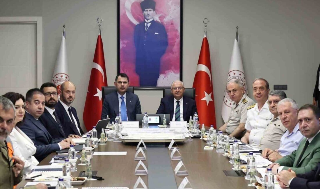 Milli Savunma Bakanı Yaşar Güler ve Çevre Bakanı Murat Kurum,