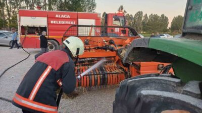 Çorum'un Alaca ilçesinde tarlada çalışırken yanmaya başlayan sap balya makinesi,