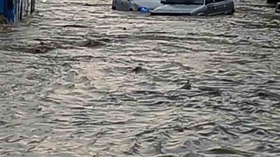 Akşam saatlerinde Ankara'da etkili olan gök gürültülü sağanak yağış caddelerde