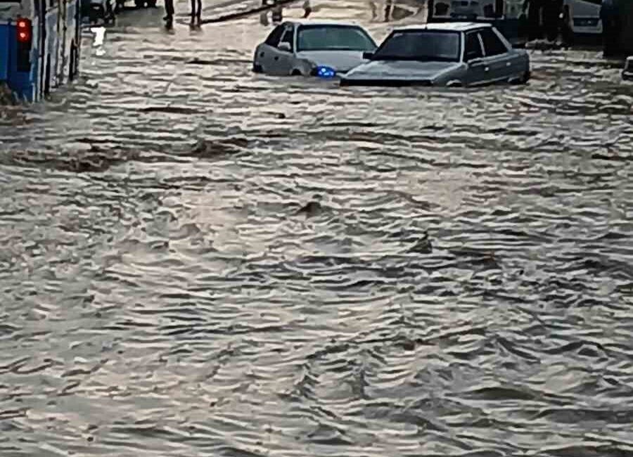 Akşam saatlerinde Ankara'da etkili olan gök gürültülü sağanak yağış caddelerde