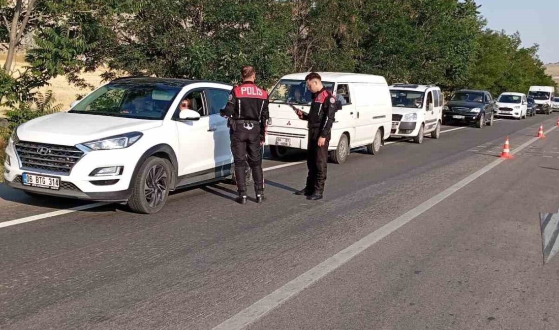 Beypazarı Emniyet Müdürlüğü ekipleri, ilçe girişlerinde trafik denetimlerine devam ederek