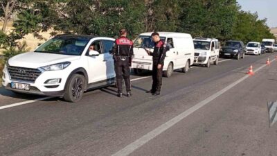 Beypazarı Emniyet Müdürlüğü ekipleri, ilçe girişlerinde trafik denetimlerine devam ederek