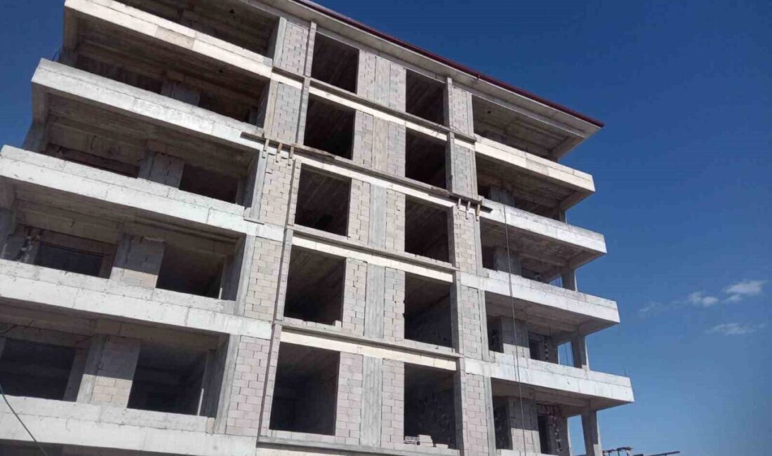 Beypazarı'nda inşaattan düşen duvar ustası Sezgin Kaya hayatını kaybetti. Hastanede