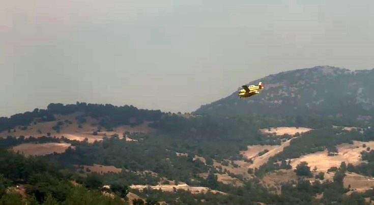 Bursa'daki orman yangınlarına havadan müdahale devam ediyor. Helikopterler ve uçaklar