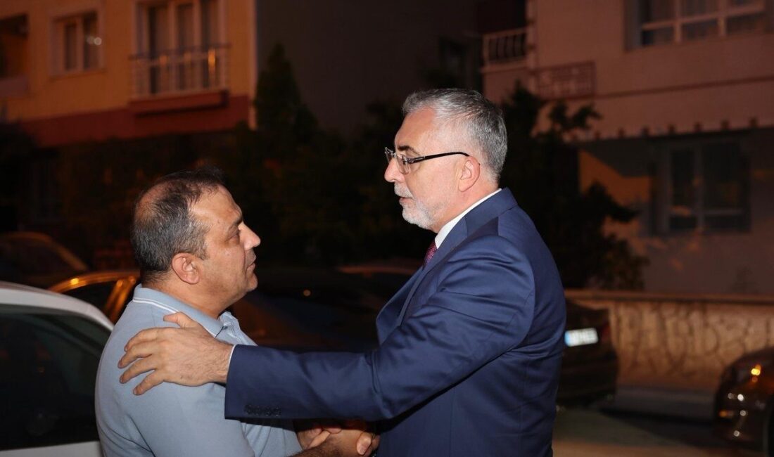 Bakan Işıkhan, darbe şehidi Yakup Kozan'ın ailesini ziyaret ederek, şehitlerin
