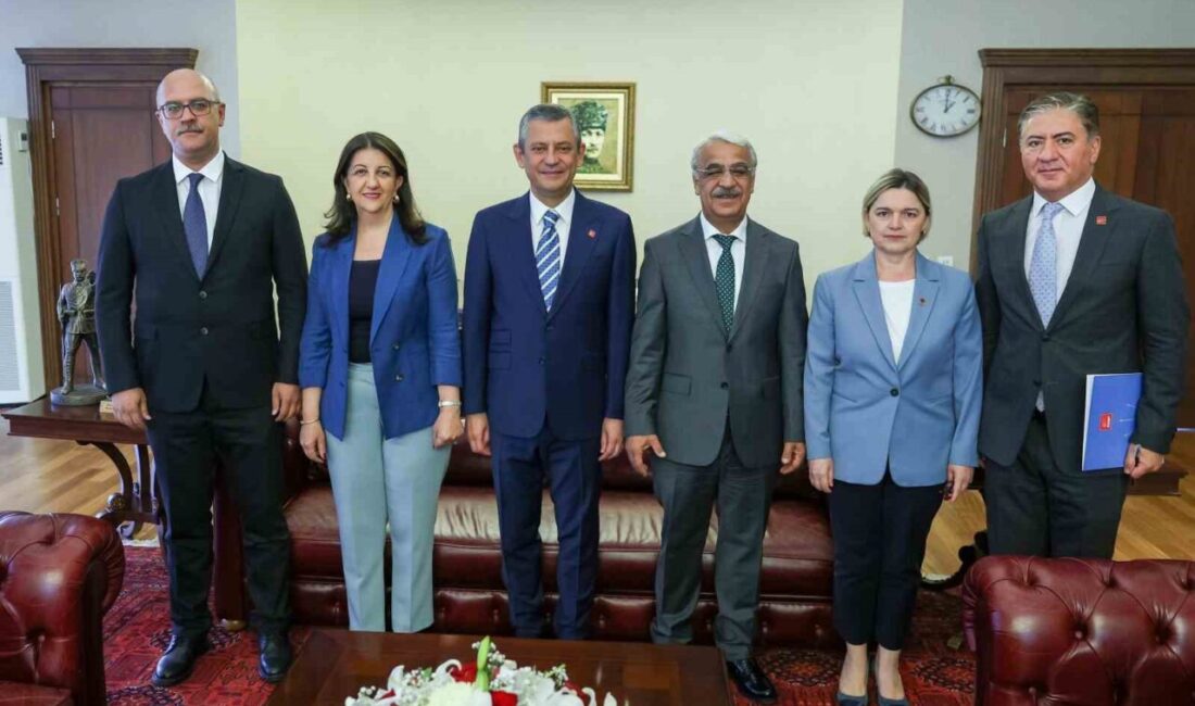 CHP Genel Başkanı Özgür Özel, HDP heyetini kabul etti. Toplantıda