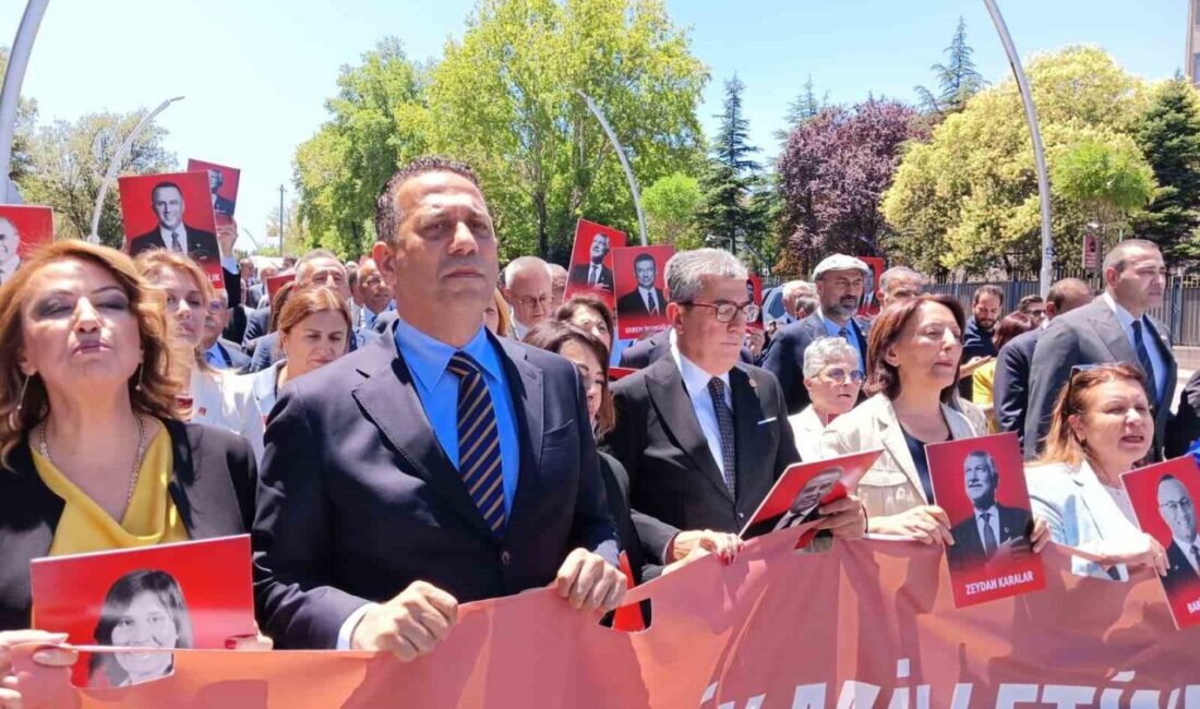 CHP’li vekiller, operasyonları protesto etmek için slogan atarak yürüdü CHP'li Gökhan Günaydın ve