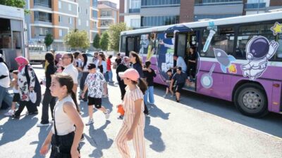 Çorum Belediyesi, 700 çocuğu ve ailelerini ücretsiz olarak lunaparkta ağırlayarak