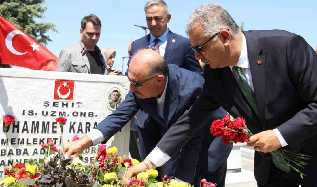 Çorum'da 15 Temmuz anma programında protokol üyeleri ve vatandaşlar şehitler