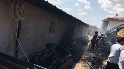 Çorum'un Sungurlu ilçesindeki yangında 550 balya ot, bir tarım aleti