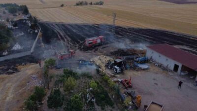 Alaca ilçesinde elektrik direğinden çıkan kıvılcımlar rüzgarın etkisiyle çevredeki kuru