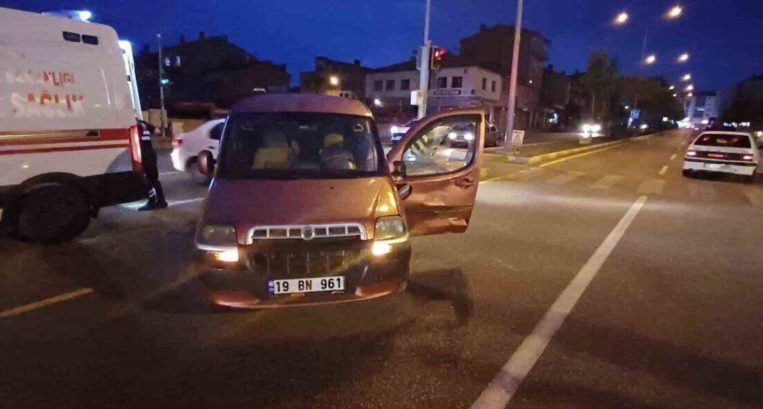 Çorum'da Cengiz Topel Caddesi'nde hafif ticari araç ile motosikletin çarpışması