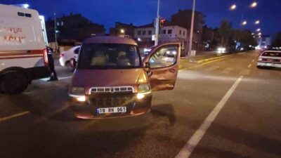 Çorum'da Cengiz Topel Caddesi'nde hafif ticari araç ile motosikletin çarpışması