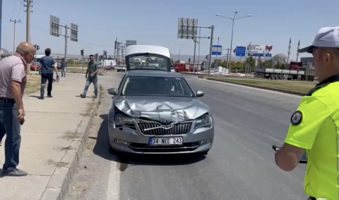 Çorum'da meydana gelen kazada 3 kişi yaralandı. Skoda marka otomobil,
