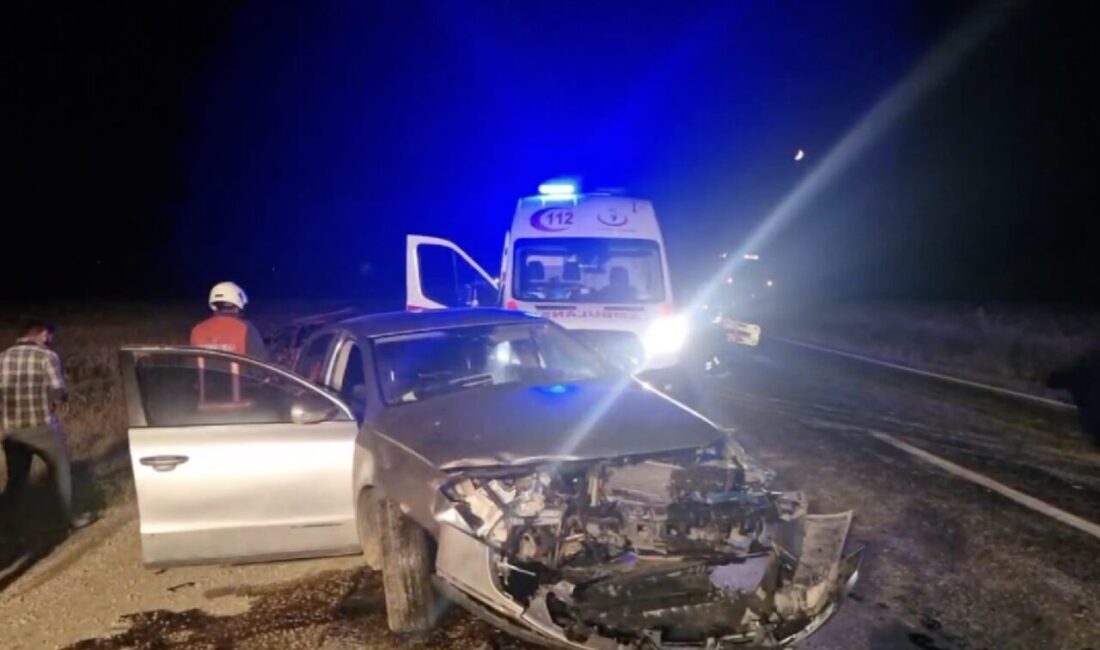 Çorum'un Alaca ilçesinde iki otomobilin kafa kafaya çarpıştığı trafik kazasında