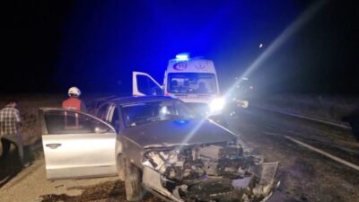 Çorum'un Alaca ilçesinde iki otomobilin kafa kafaya çarpıştığı trafik kazasında