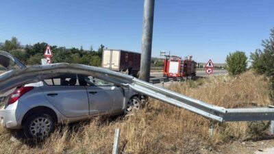 Çorum'un Sungurlu ilçesinde meydana gelen kazada otomobil yol ayrımındaki bariyerlere