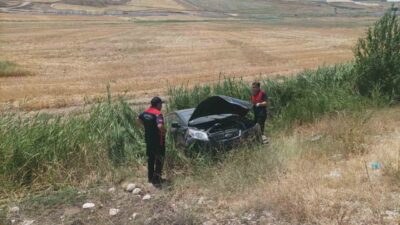 Çorum Sungurlu'da meydana gelen trafik kazasında 2 kişi yaralandı. Otomobil
