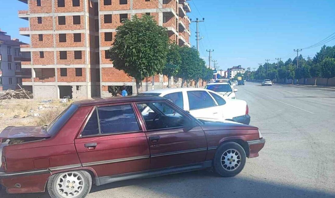 Çorum’da üç otomobil çarpıştı: 3 yaralı Çorum'un Alaca ilçesinde 3