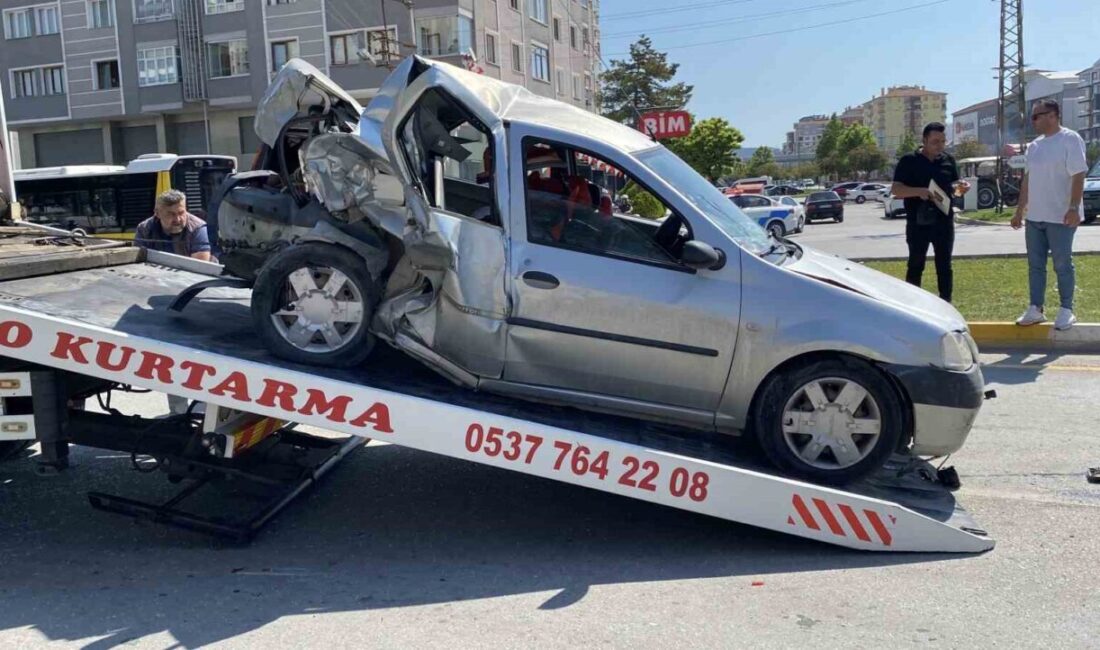 Çorum'da Buharaevler Caddesi'nde 5 aracın karıştığı zincirleme trafik kazasında 6