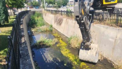 Çorum Belediyesi, şehir merkezindeki derelerde temizlik çalışmalarına yoğun bir şekilde