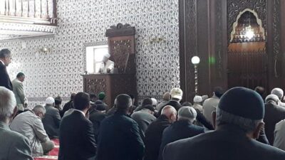 Her hafta milyonlarca Müslümanın camilerde dinlediği Cuma hutbeleri, hem toplumsal